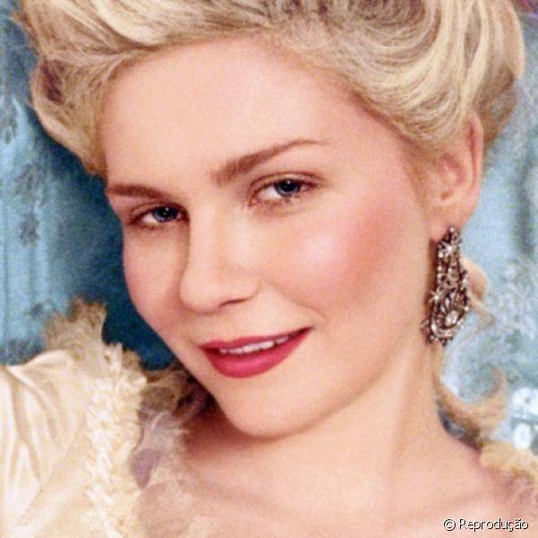 Kirsten Dunst reviveu no cinema a pol?mica rainha Maria Antonieta e usava uma delicada maquiagem em tons de rosa para interpretar o papel